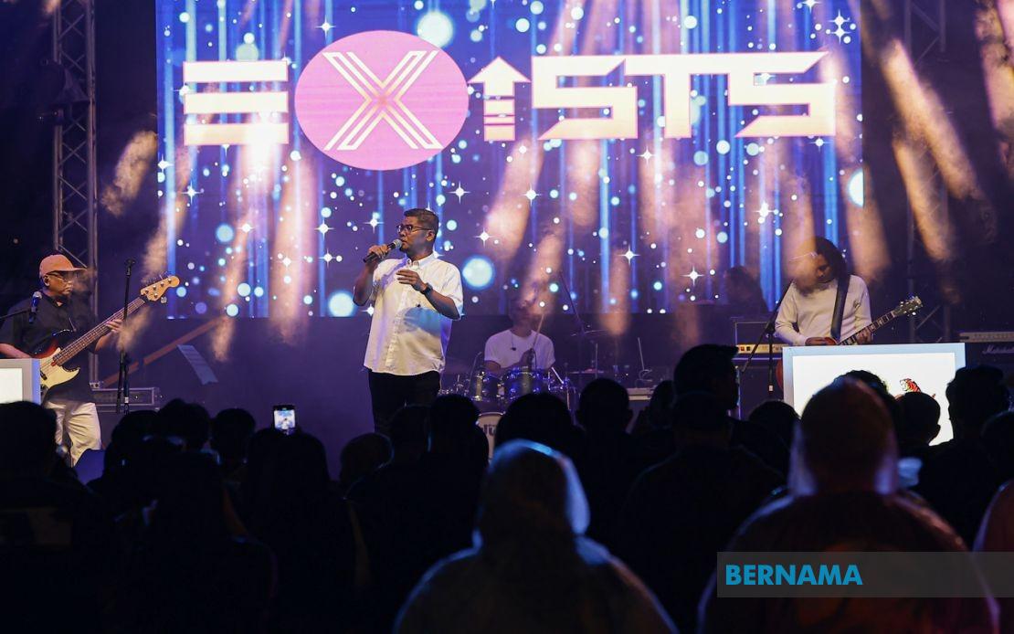 Exists Band Reflects on Journalists' Shield Against Controversy in Entertainment