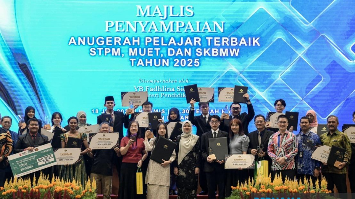 18 Top STPM Students to Receive Public University Scholarships