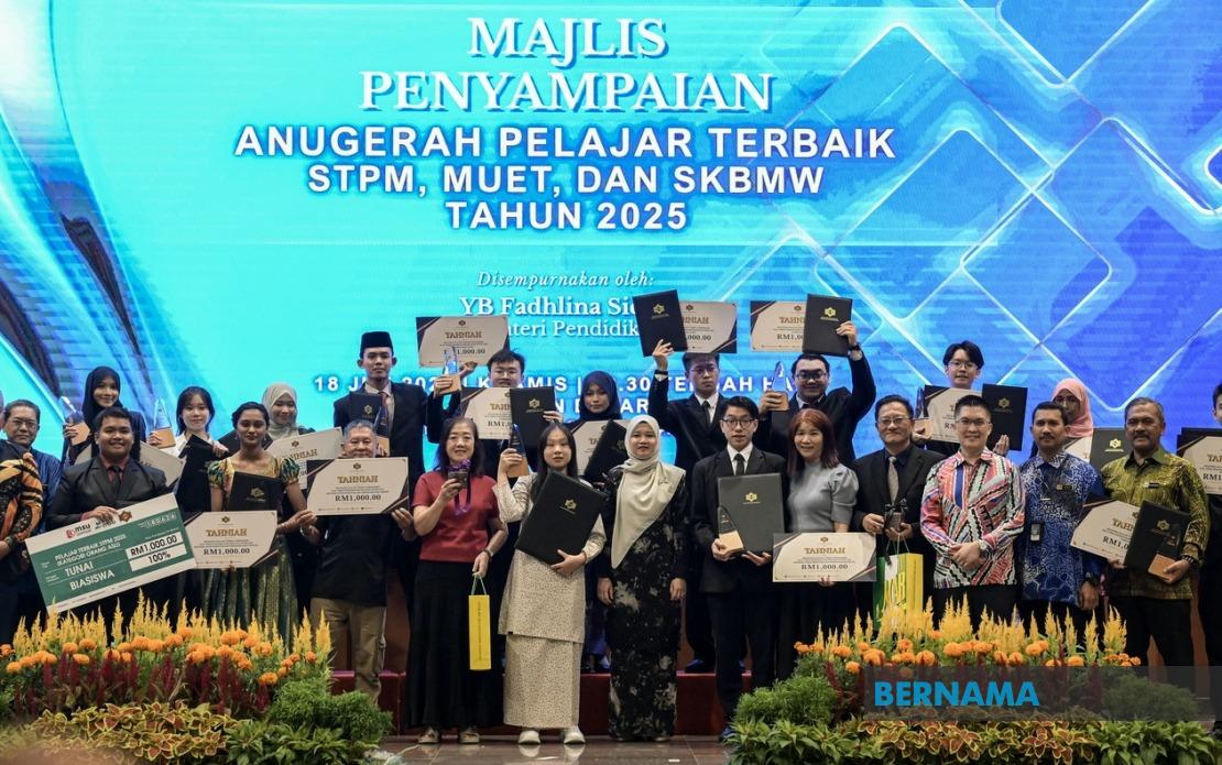 18 Top STPM Students to Receive Public University Scholarships