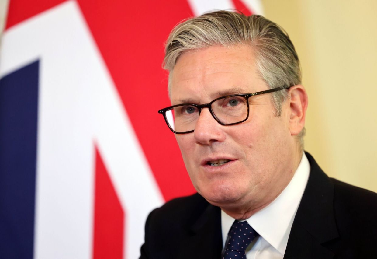 Starmer Pushes Sweeping Social Media Curbs for UK Teens as Political Pressures Mount